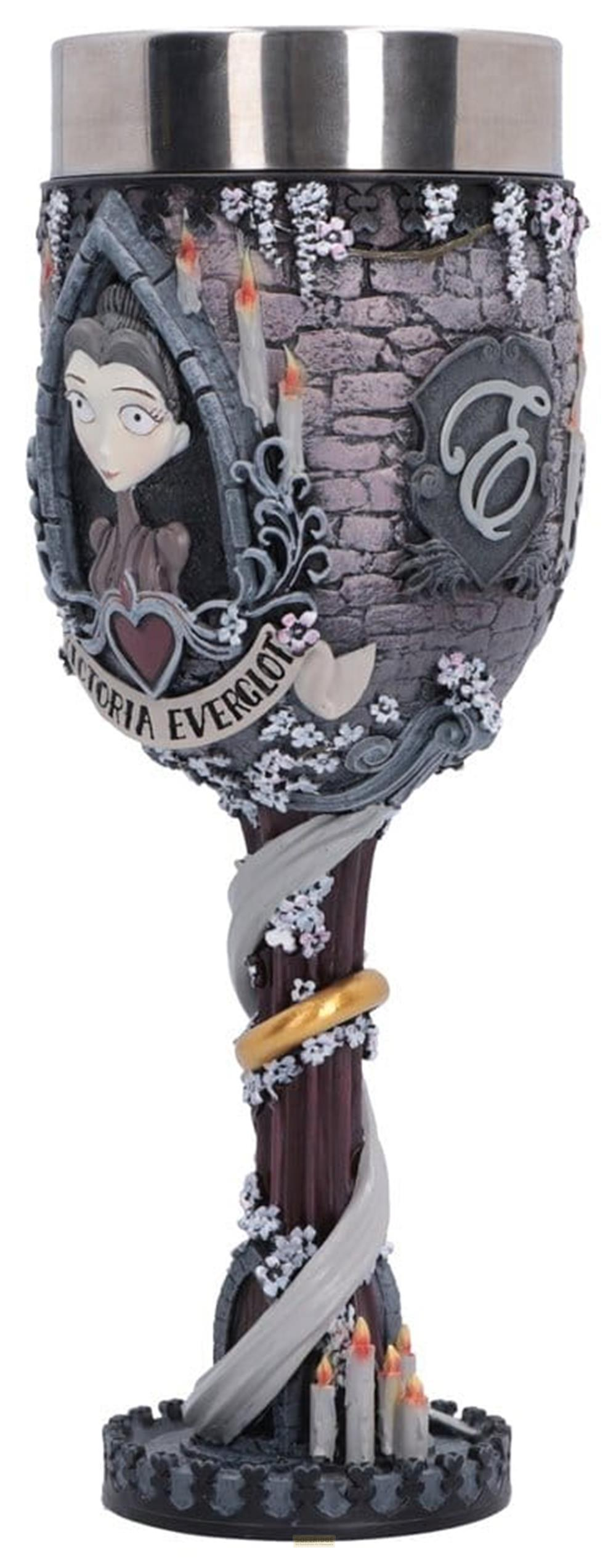 Verzierter Kelch mit Victoria Everglot, Steinmauer-Design, Blumen und Kerzen.