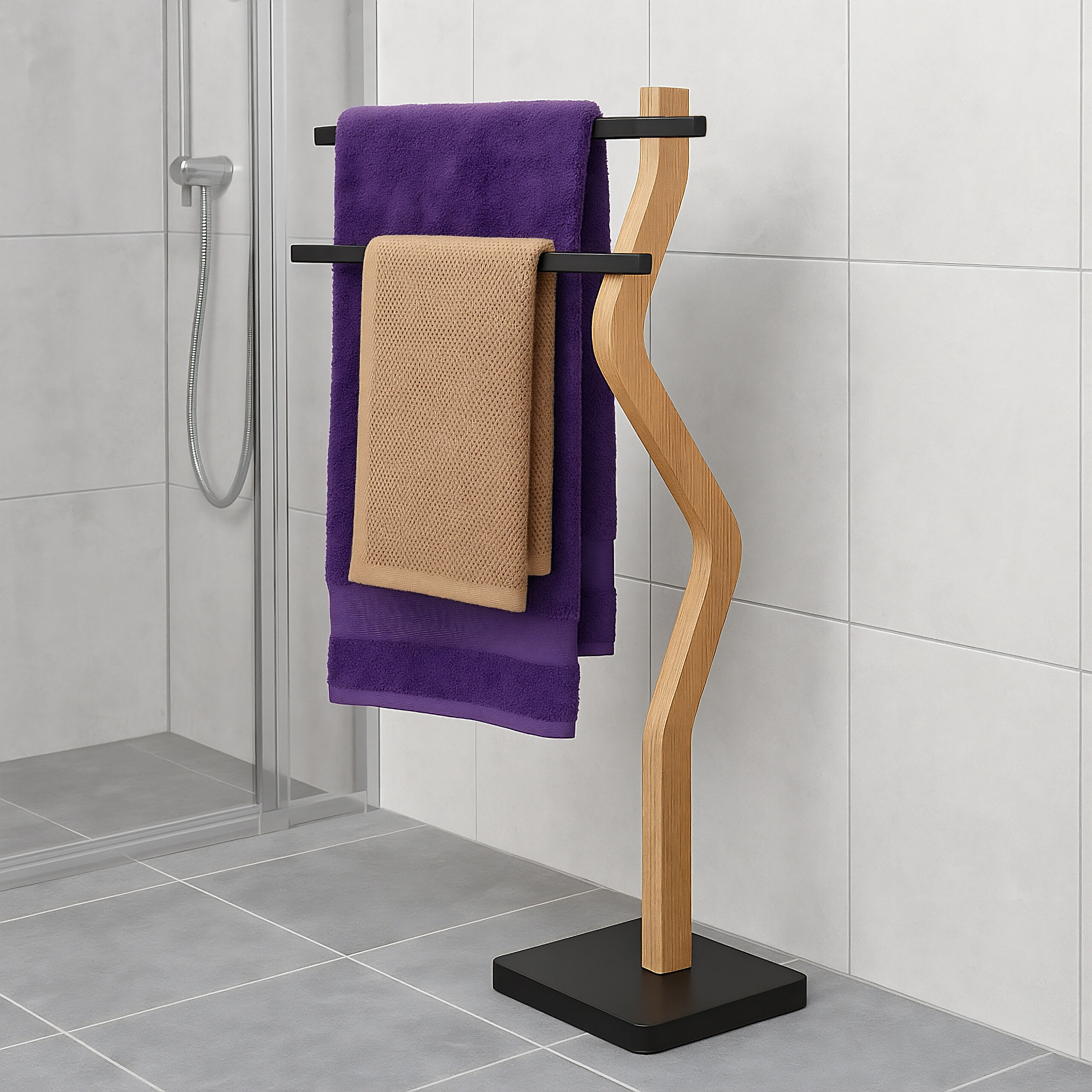 Ein hölzerner Handtuchhalter mit lila und braunen Handtüchern in einem modernen Bad.