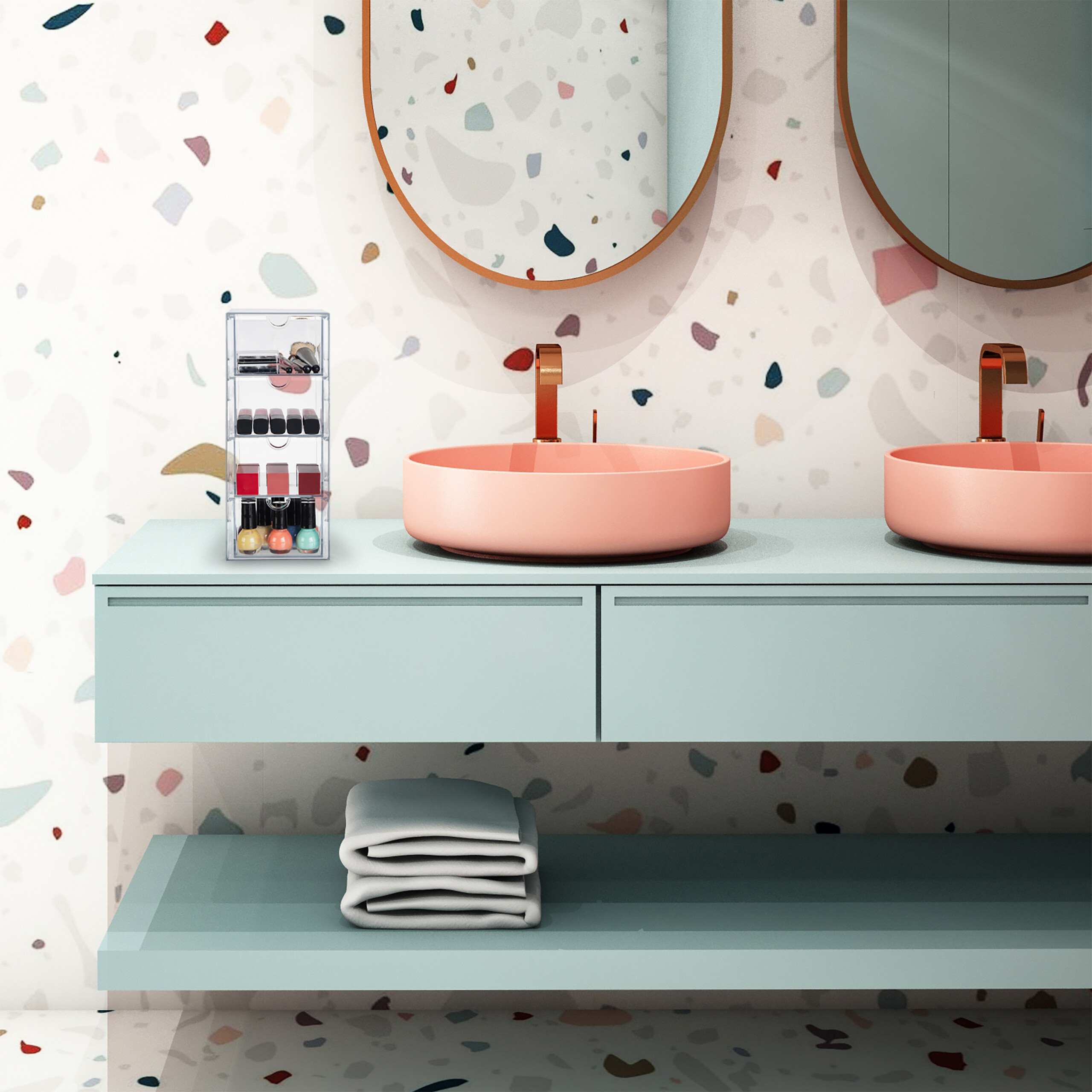 Ein modernes Badezimmer mit rosa Waschbecken, Messingarmaturen, einem Kosmetik-Organizer und gefalteten Handtüchern.