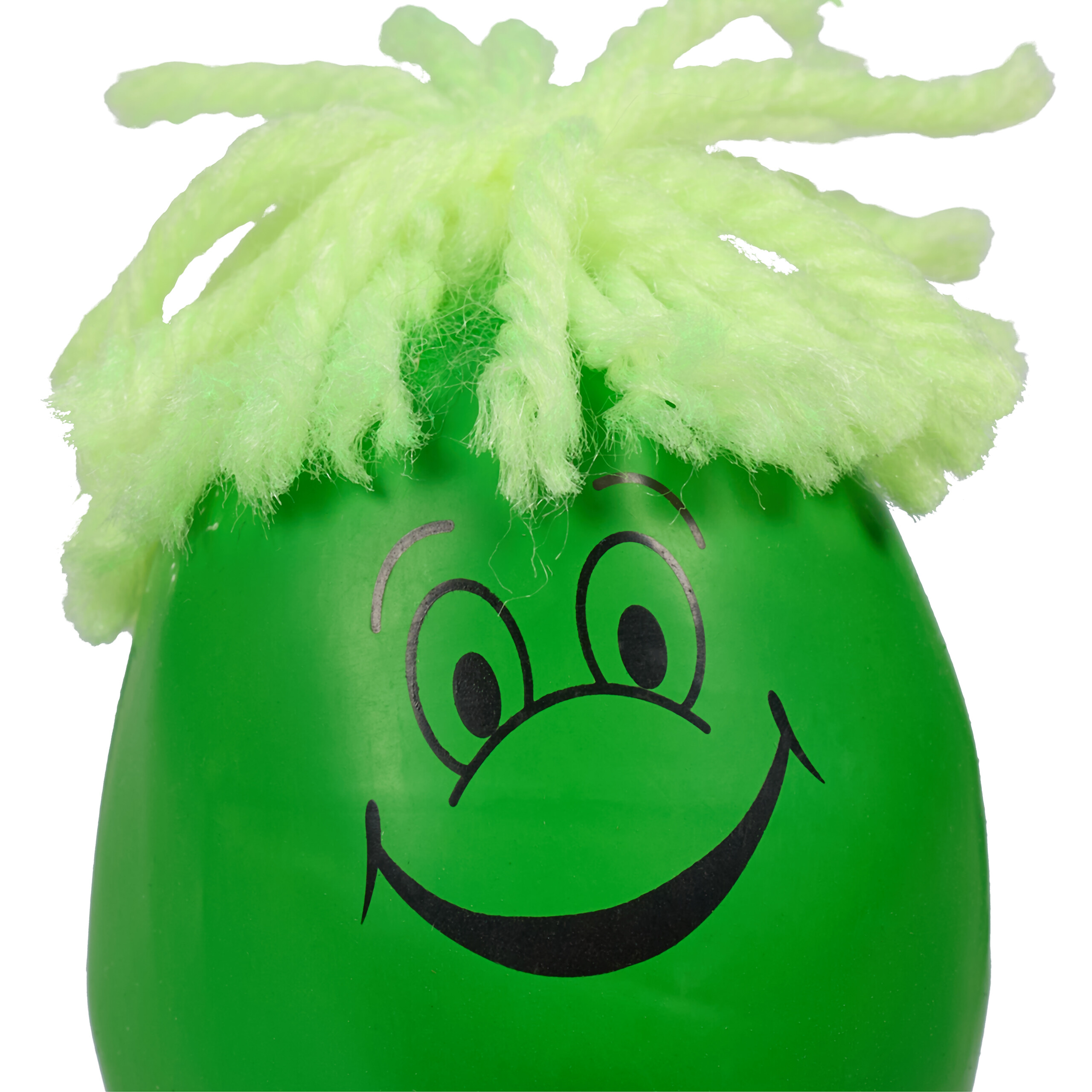 Grüner Anti-Stress-Ball mit aufgemaltem Gesicht und heller Wollperücke auf weißem Grund.