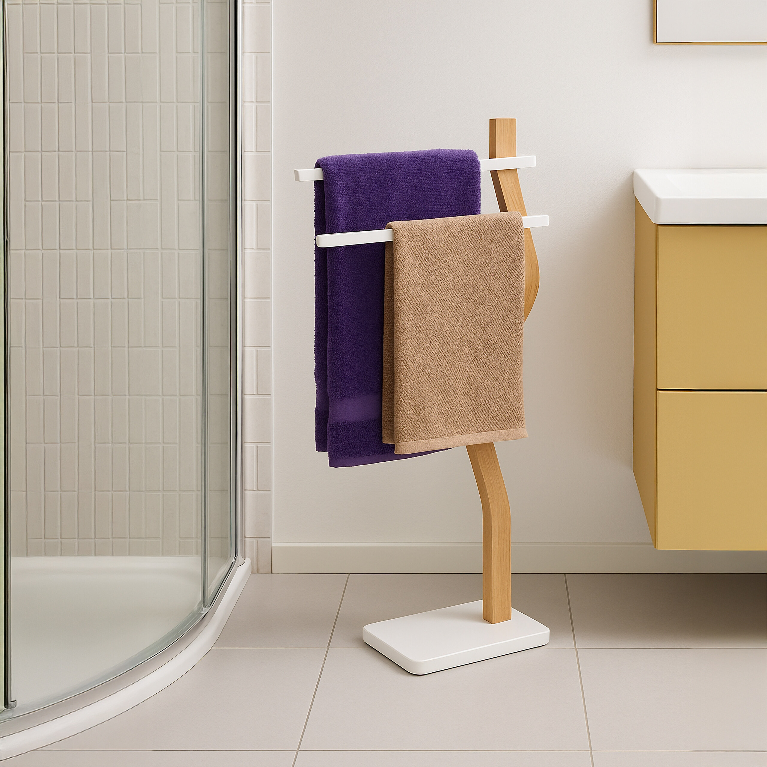 Ein hölzerner Handtuchhalter mit einem violetten und einem beige Handtuch in einem modernen Badezimmer.