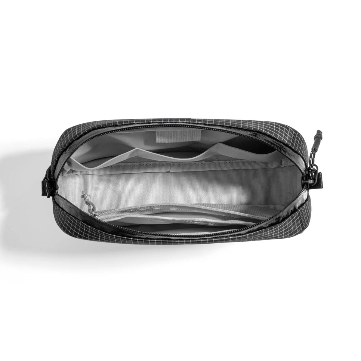 Offene, schwarze Netztasche mit grauem Innenraum und Fächern.
