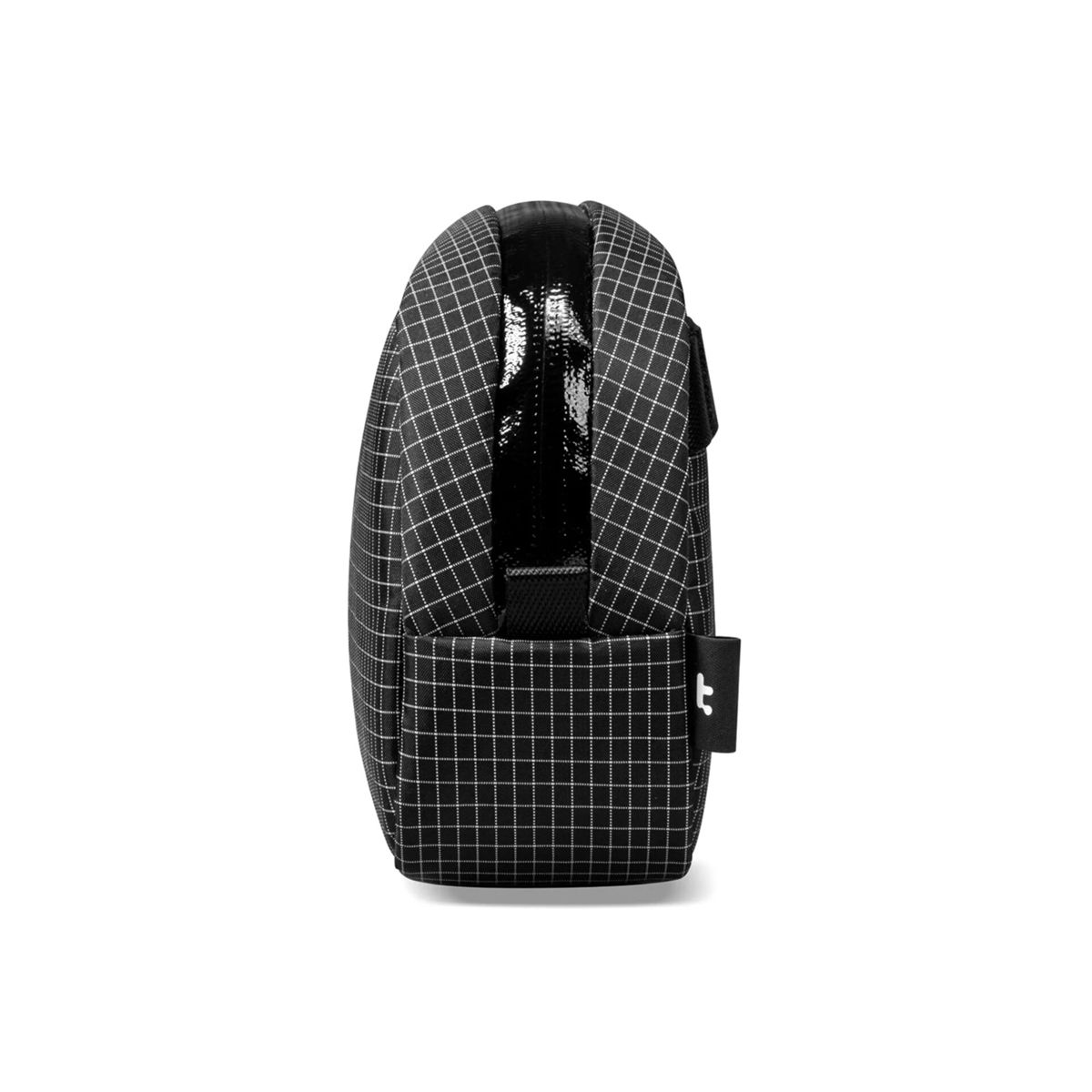 Eine schwarze Tasche mit weißem Karomuster auf weißem Hintergrund.