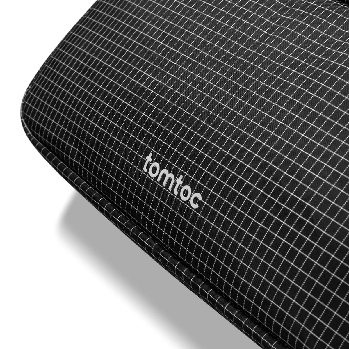 Schwarze Tasche mit weißem Karomuster und weißem Tomtoc-Logo auf der Vorderseite.