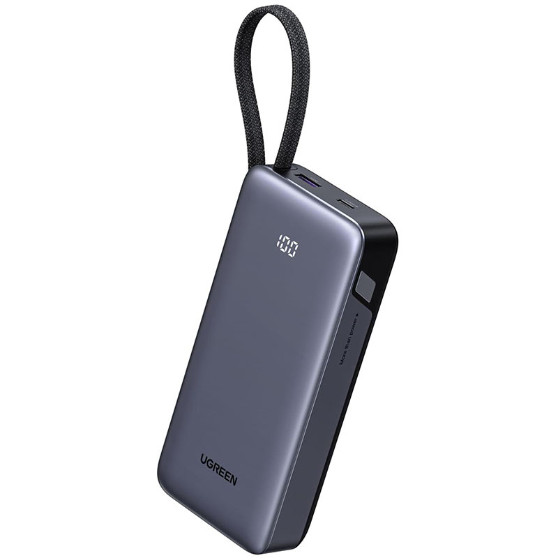 Power bank Ugreen grigio scuro con display digitale e cinturino nero su sfondo bianco.