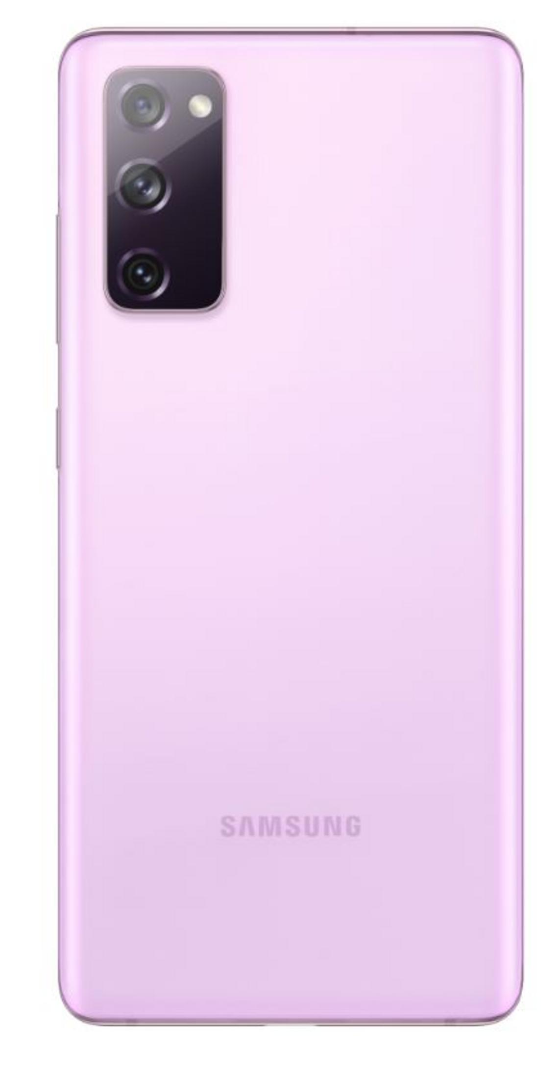Dikey üçlü kameraya ve logoya sahip açık mor bir Samsung akıllı telefonun arkası.
