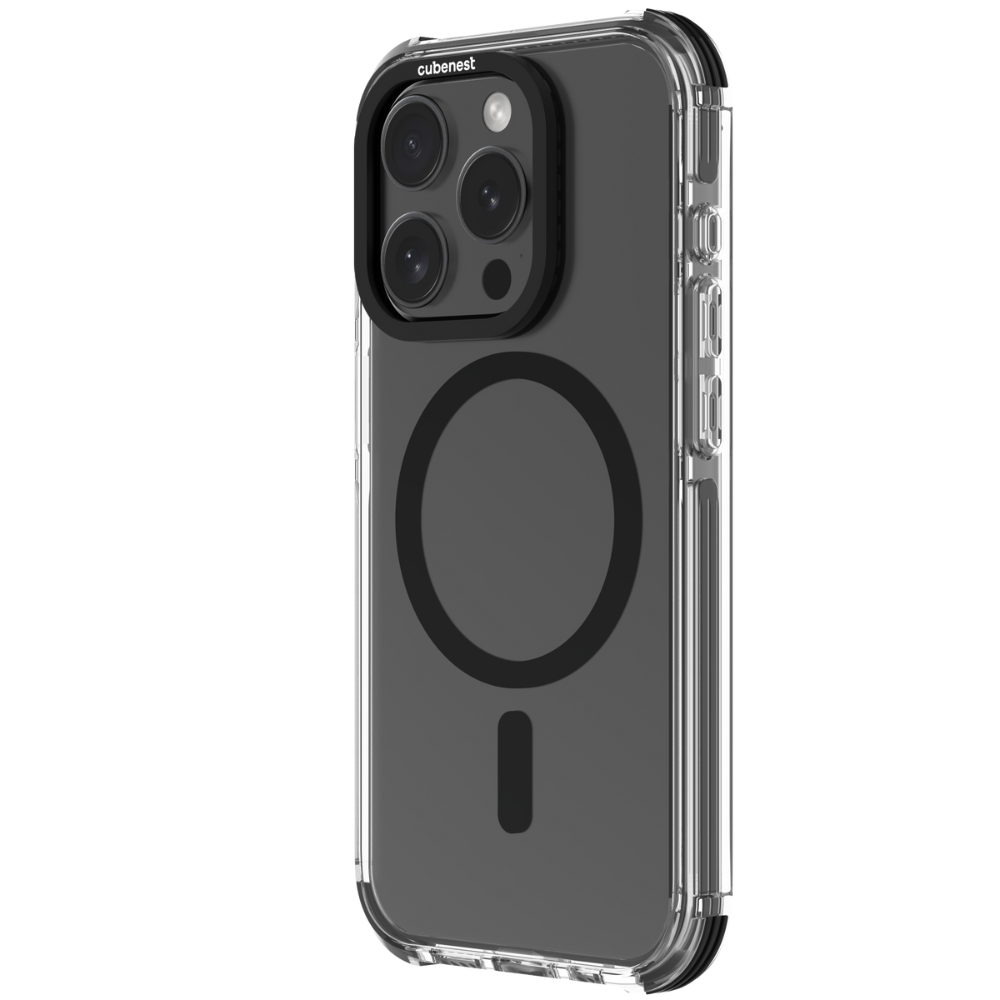 Transparente iPhone-Hülle mit schwarzem MagSafe-Ring und Kameraschutz, von hinten vor weißem Hintergrund.