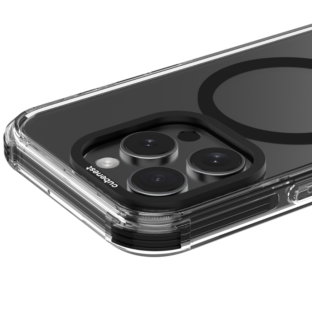 Nahaufnahme einer klaren Smartphone-Hülle auf einem dunklen Telefon mit Dreifach-Kamera und Magnetring.