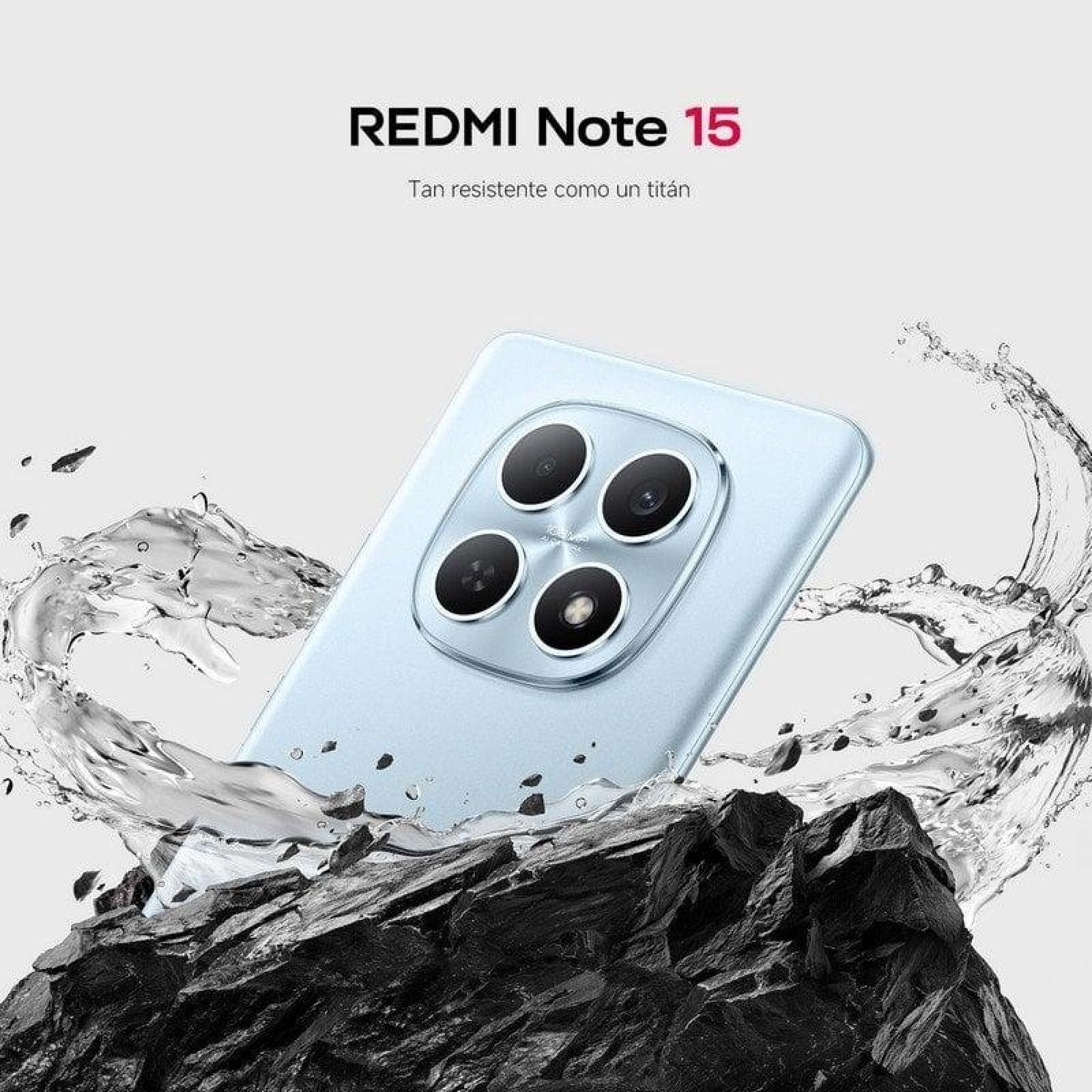 Smartphone Redmi Note 15 circondato da schizzi d'acqua e rocce su sfondo chiaro.