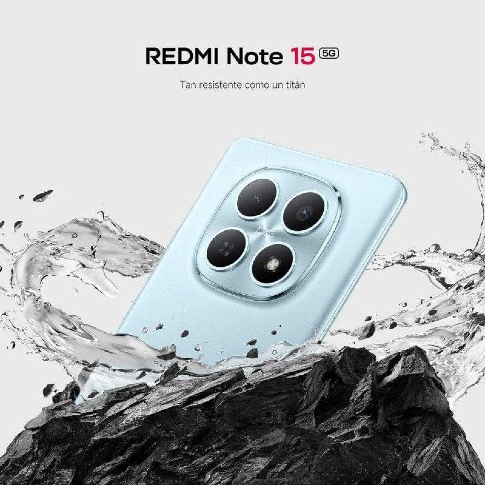 Lo smartphone Redmi Note 15 5G è mostrato con quattro lenti della fotocamera, circondato da acqua e rocce nere.