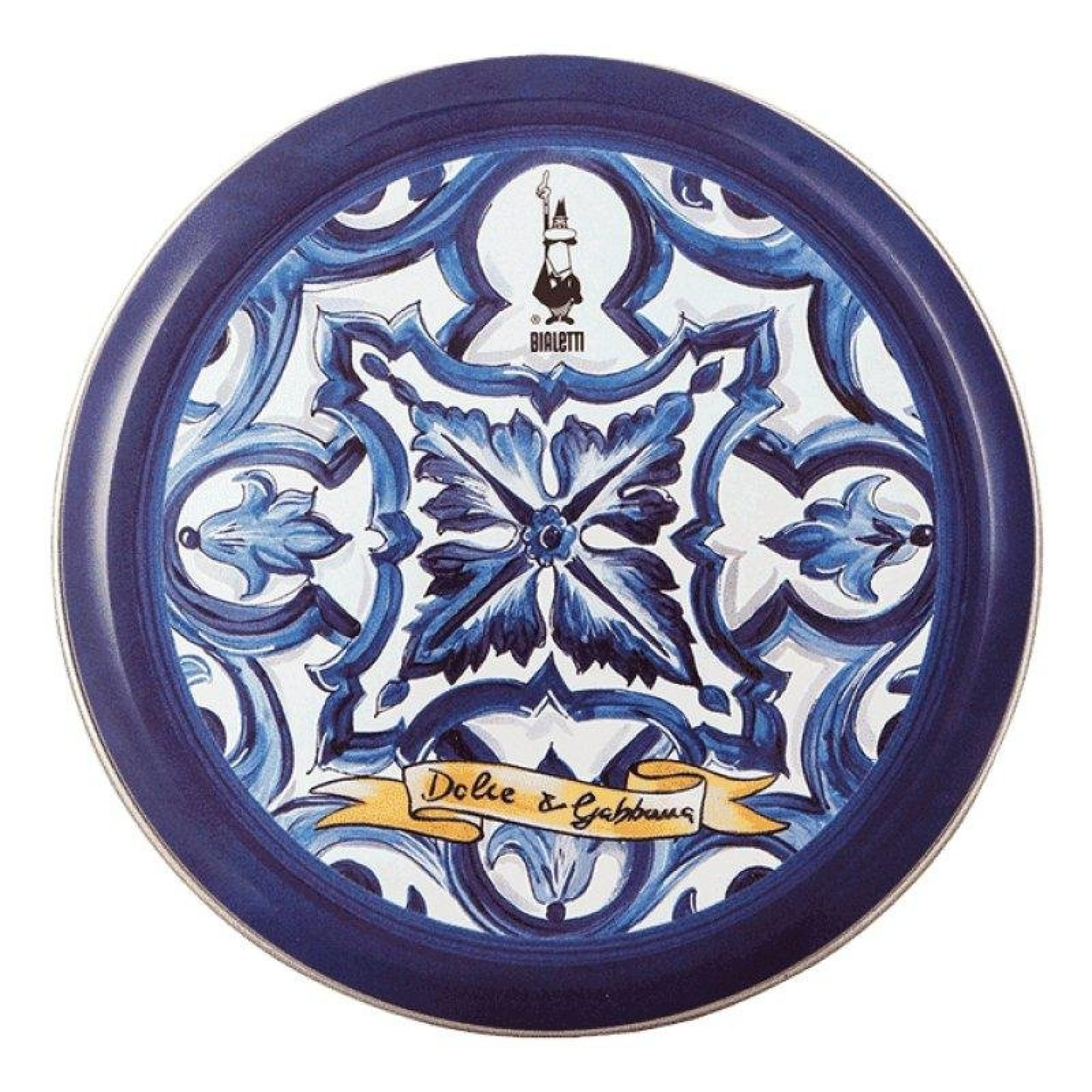 Piatto tondo con motivo maiolica blu e bianco, logo Bialetti e scritta Dolce & Gabbana.