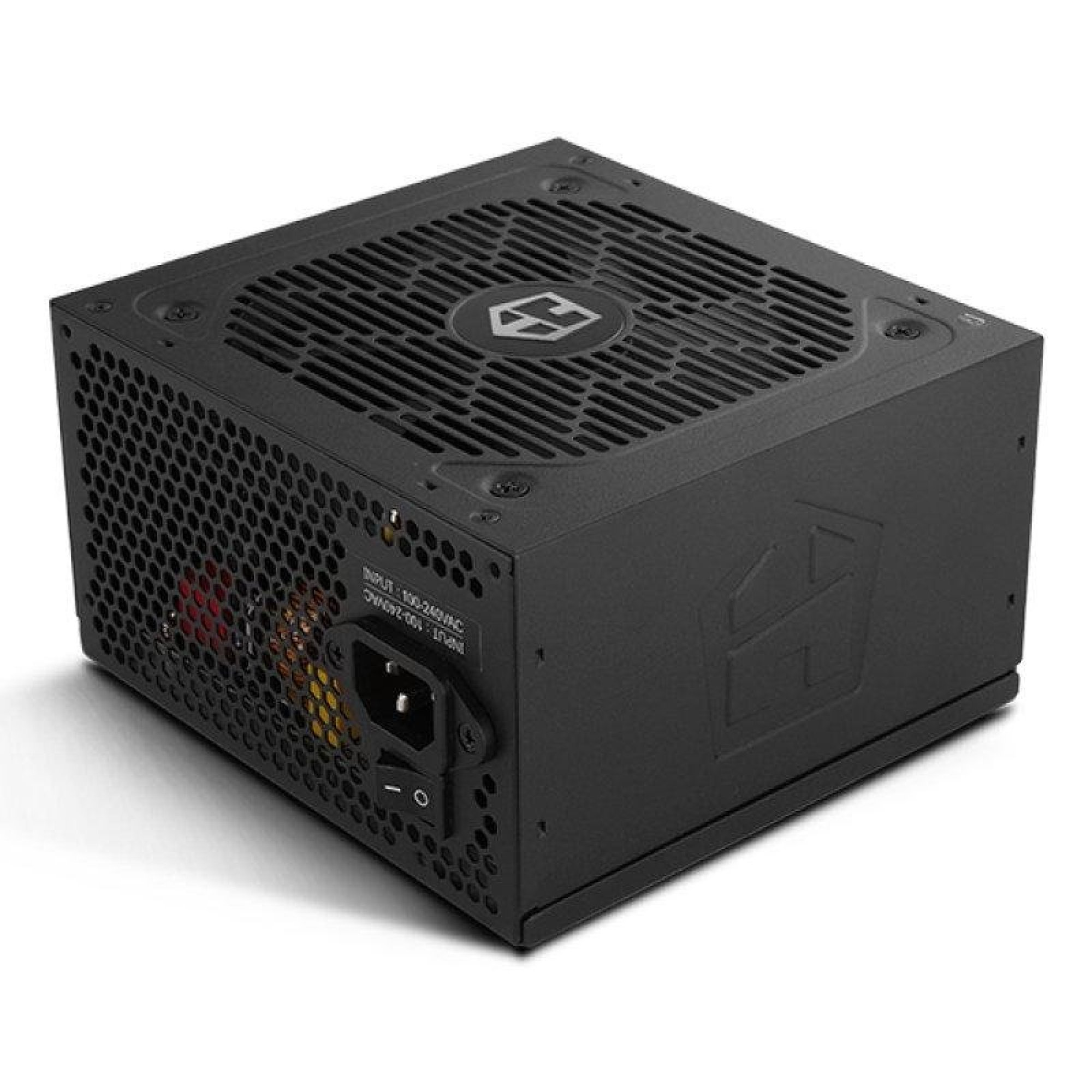 Alimentatore per PC nero con griglia di ventilazione, presa di corrente e interruttore.