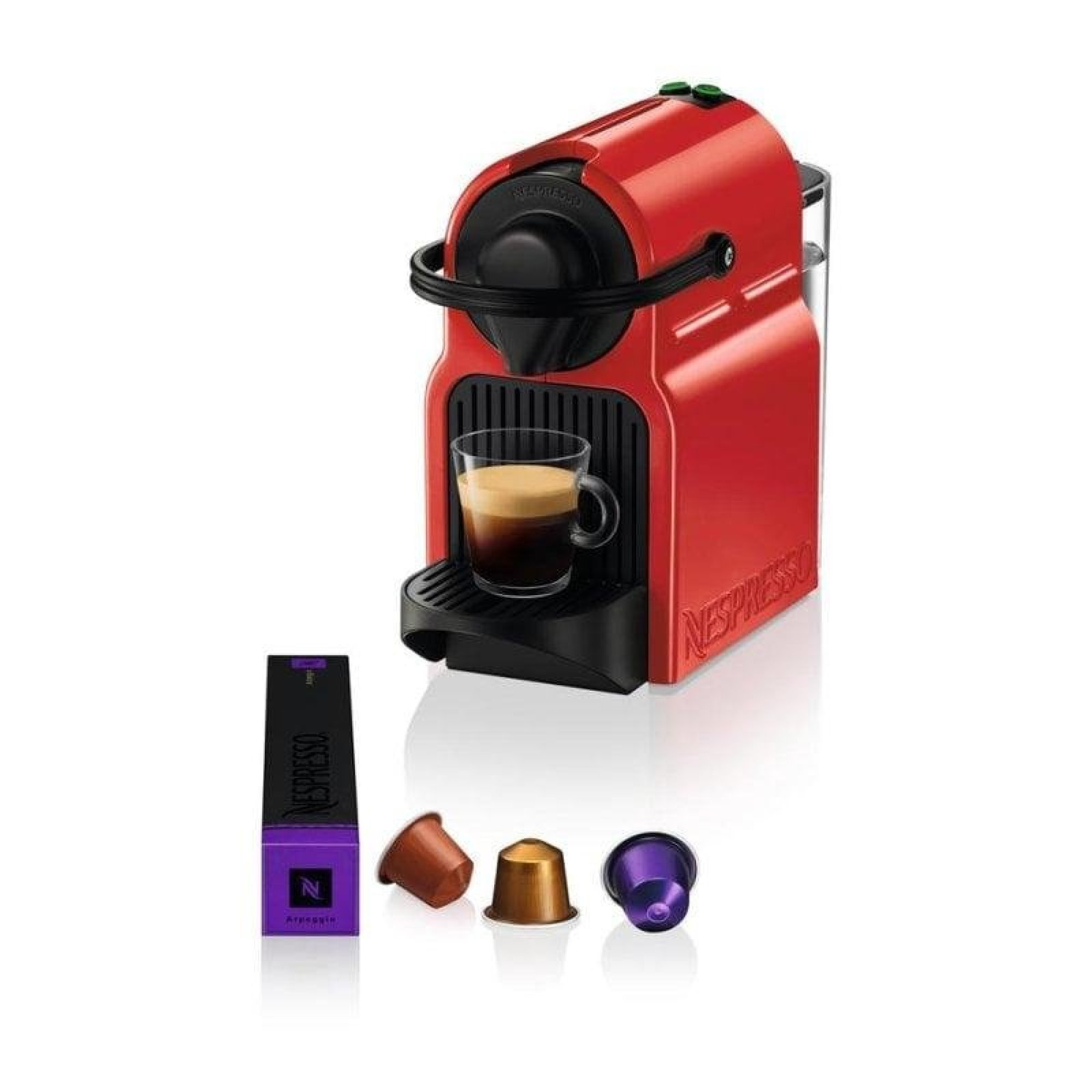 Czerwony ekspres do kawy Nespresso z filiżanką i kapsułkami.