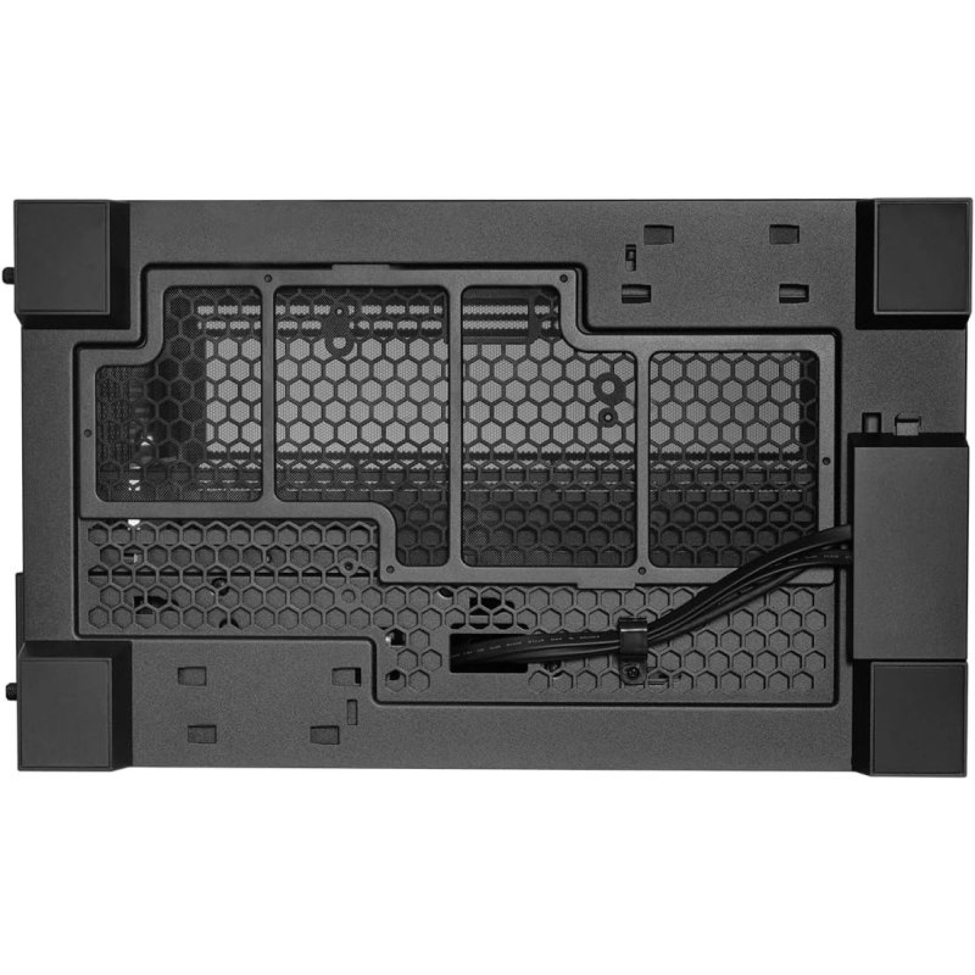 Pannello inferiore di un case PC nero con griglia, quattro piedini e cavi.