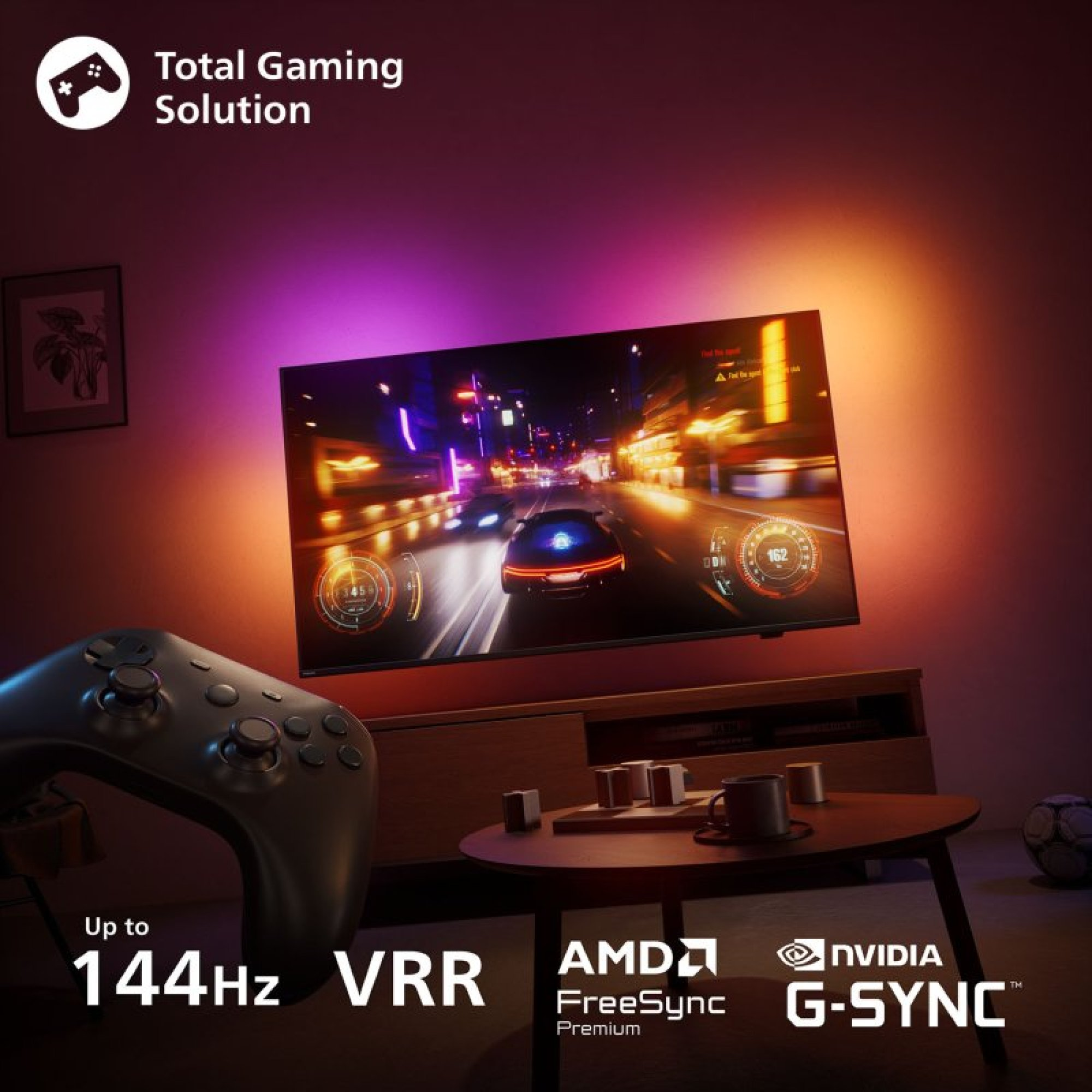 Una configurazione da gioco con TV, controller, illuminazione ambientale e testo per 144Hz, VRR, FreeSync e G-SYNC.