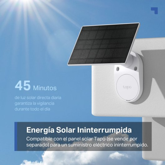 Un panneau solaire Tapo blanc monté sur un mur contre un ciel bleu avec le soleil.