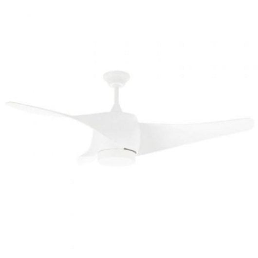 Un ventilatore da soffitto bianco con tre pale curve su sfondo bianco.