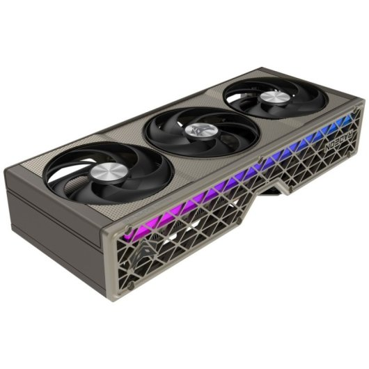 Una scheda grafica lunga con tre ventole nere e illuminazione RGB blu-viola.