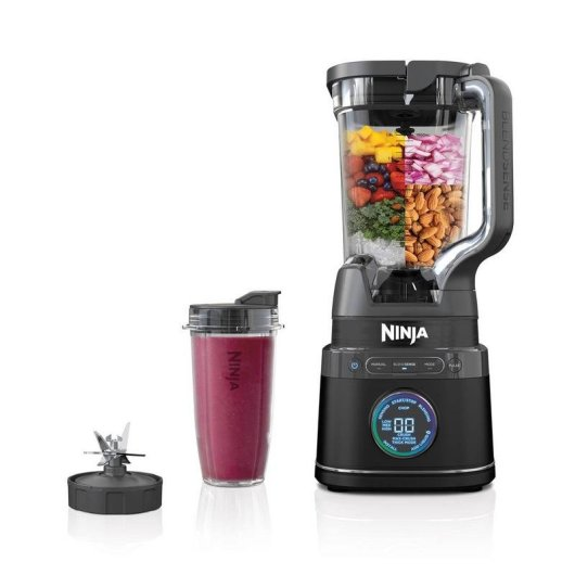 Katmanlı malzemeler içeren siyah bir Ninja blender, smoothie dolu bir bardak ve bıçak ünitesi.