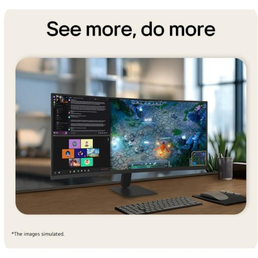 Ampio monitor su scrivania in legno mostra chat e gioco.