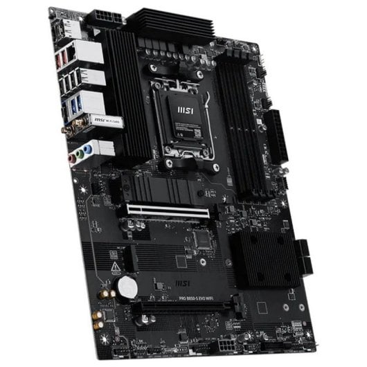 Scheda madre MSI nera con socket CPU, slot RAM e dissipatori di calore.
