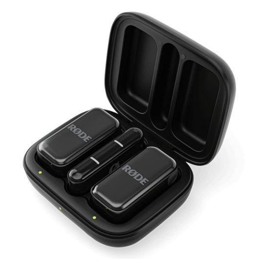 Una custodia di ricarica nera aperta contenente tre componenti di microfono wireless Rode, su sfondo bianco.