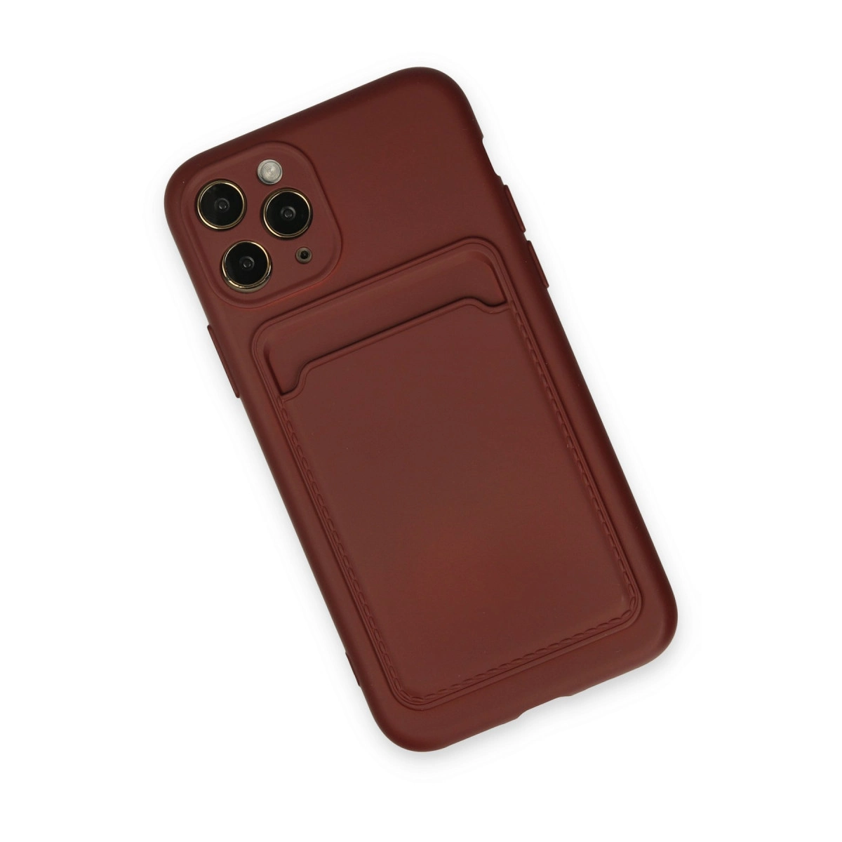 Beyaz arka planda entegre kartlıklı ve üçlü kameralı kırmızı akıllı telefonun arkası.