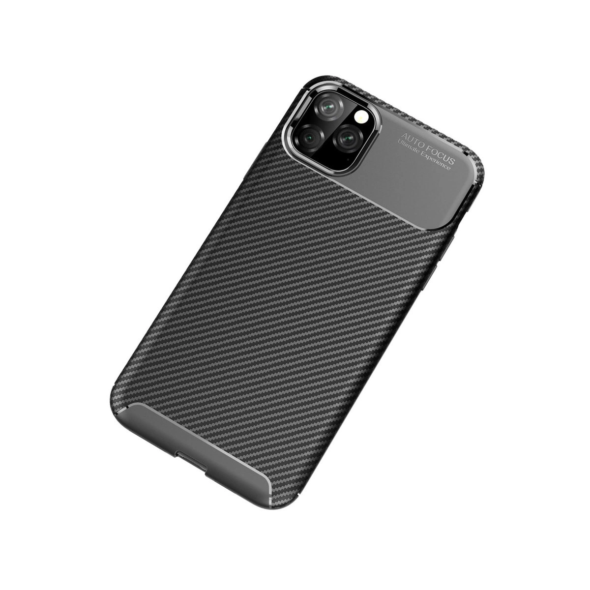 Beyaz arka planda karbon fiber dokulu ve üçlü kamera kesikli siyah koruyucu telefon kılıfı.