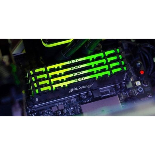 Cztery kosci pamieci RAM Kingston Fury z jaskrawozielonym podswietleniem RGB na plycie głównej.