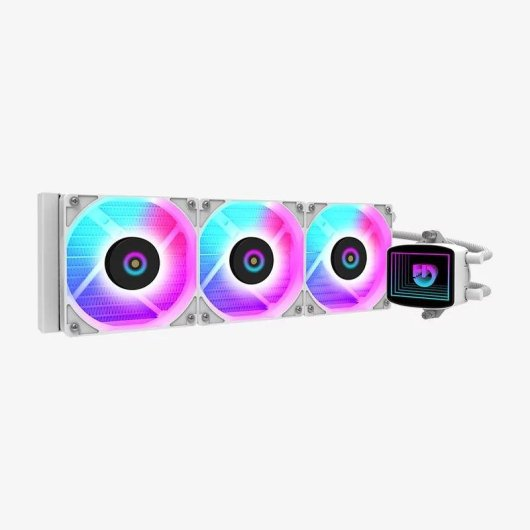 Ein weißer CPU-Flüssigkeitskühler mit drei bunt leuchtenden RGB-Lüftern und Displayblock vor weißem Hintergrund.