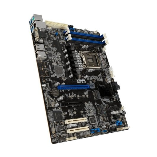 Een zwart ASUS P12R-E moederbord met blauwe en witte slots, CPU-socket en poorten.