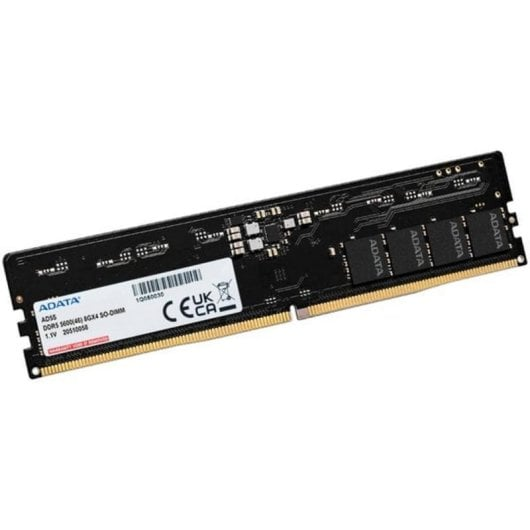 Un modulo di memoria RAM SODIMM DDR5 Adata nero su sfondo bianco.