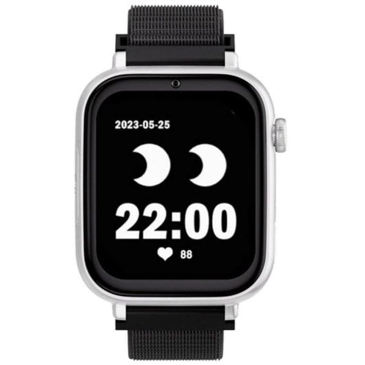 Uno smartwatch con cassa argentata, display nero con data, ora e frequenza cardiaca, attaccato a un cinturino nero.