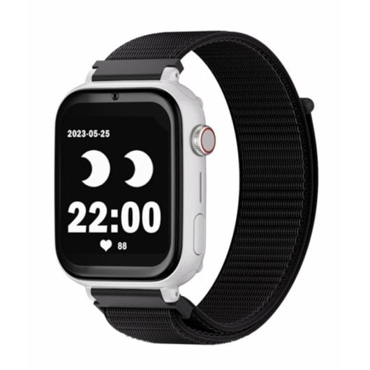 Uno smartwatch bianco con cinturino in tessuto nero mostra data, ora e icone sullo schermo.