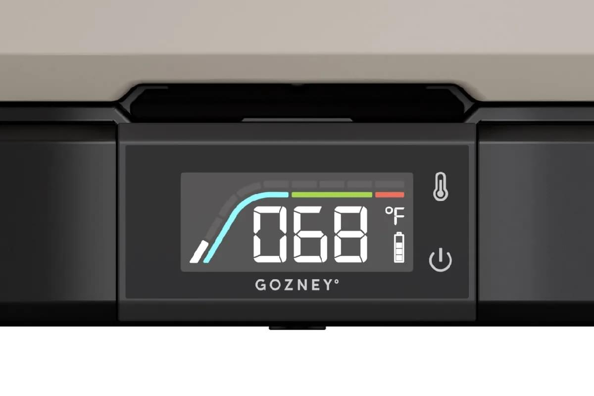 Ein digitales Gozney-Display zeigt 068 °F, Symbole für Temperatur und Power sowie eine Akkuladestandsanzeige.