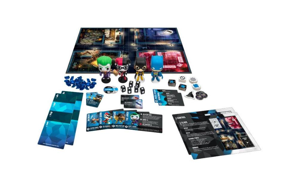 Ein Batman-Brettspiel mit Spielbrett, vier Vinylfiguren, Karten, Würfeln und Marken auf weißem Hintergrund.