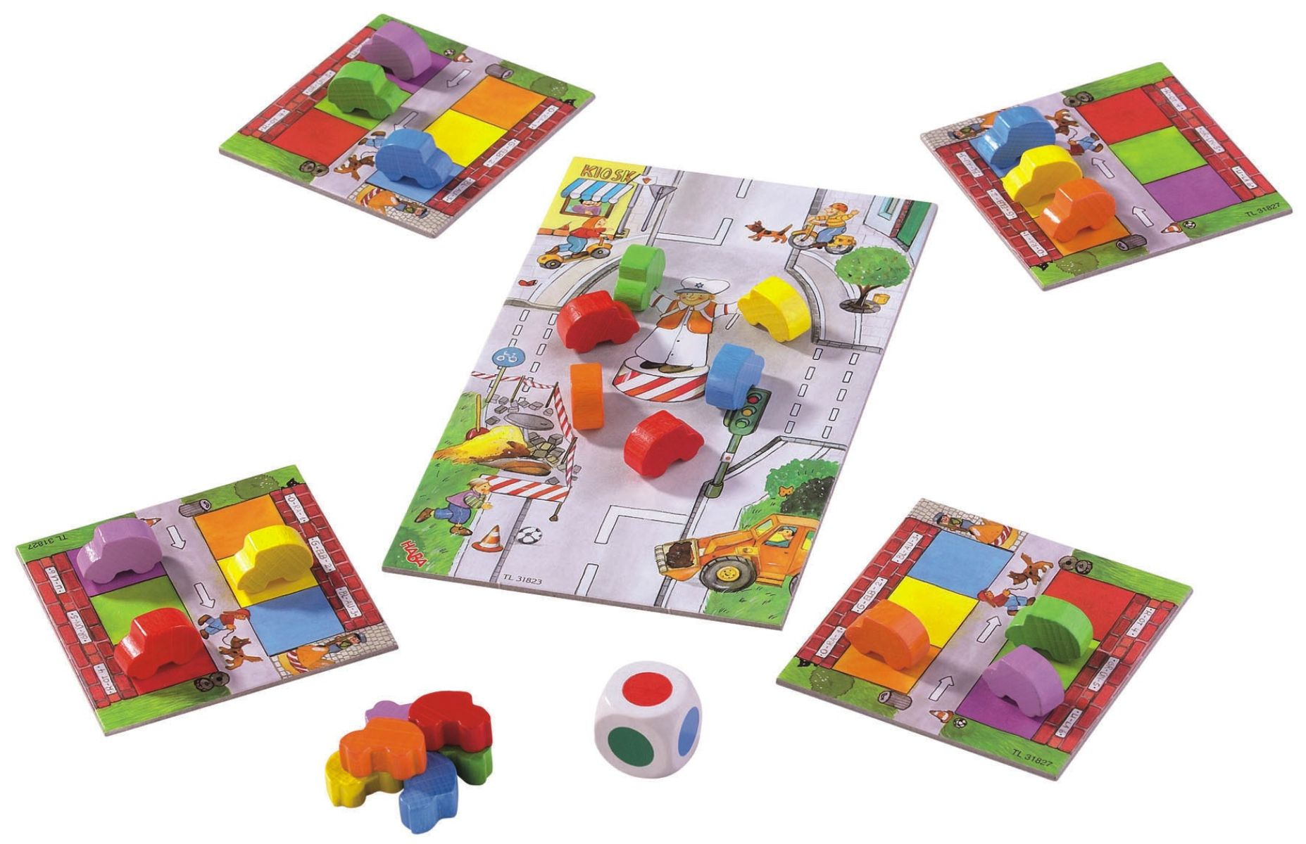 Kinderspiel mit Spielplan, bunten Holzautos, kleineren Karten und einem bunten Farbwürfel auf weißem Hintergrund.