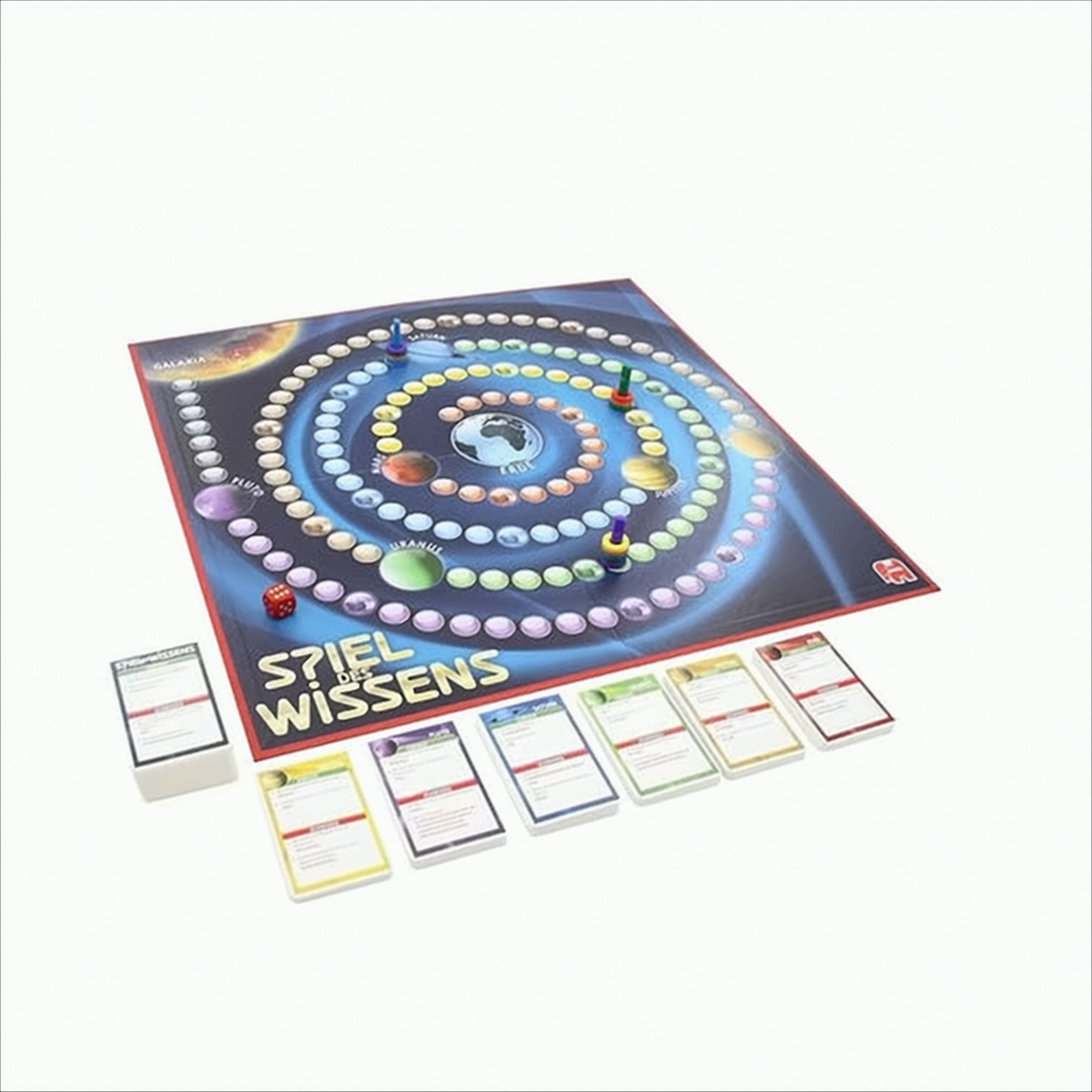 Ein raumthematisches Brettspiel mit spiralförmigem Pfad, farbigen Figuren, Würfeln und Kartenstapeln auf weißem Grund.