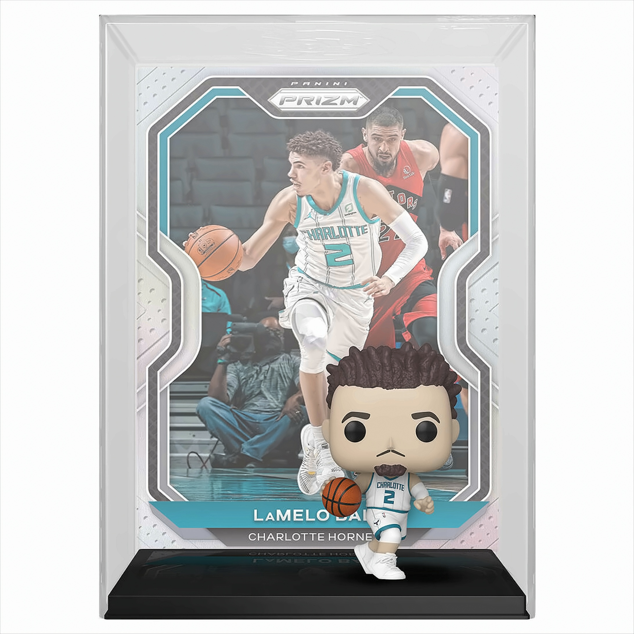 Eine LaMelo Ball Funko Pop Figur vor einer gepanzerten Panini Prizm Sammelkarte.
