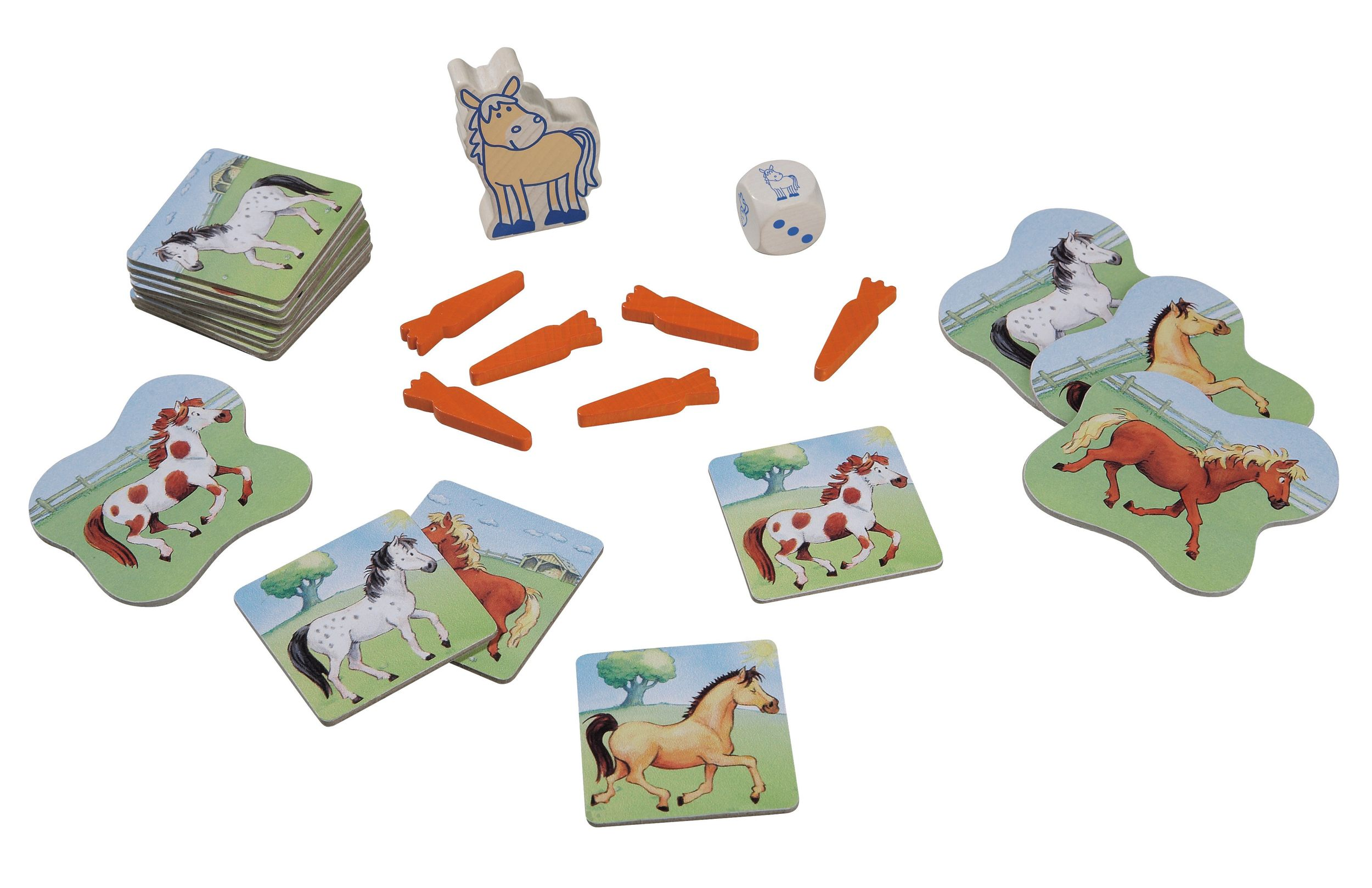 Ein Brettspiel mit Holzwürfeln, Karottenfiguren, Pferdekarten und einer Pferdepielfigur auf weißem Grund.