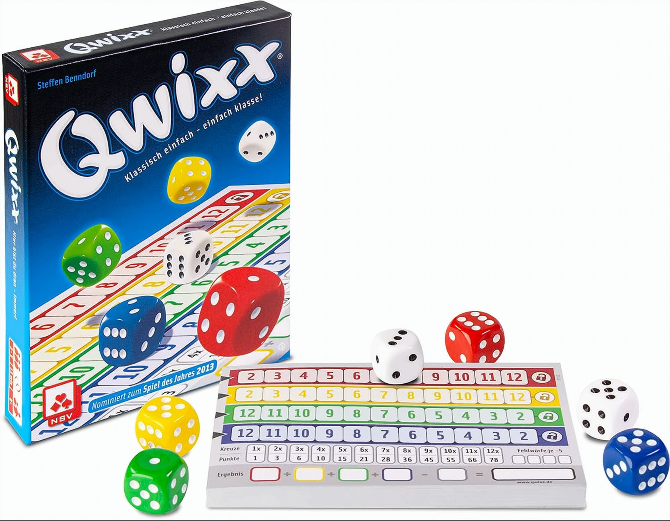 Qwixx-Spielverpackung, ein Scorepad und bunte Würfel in Rot, Gelb, Grün, Blau und Weiß auf weißem Grund.