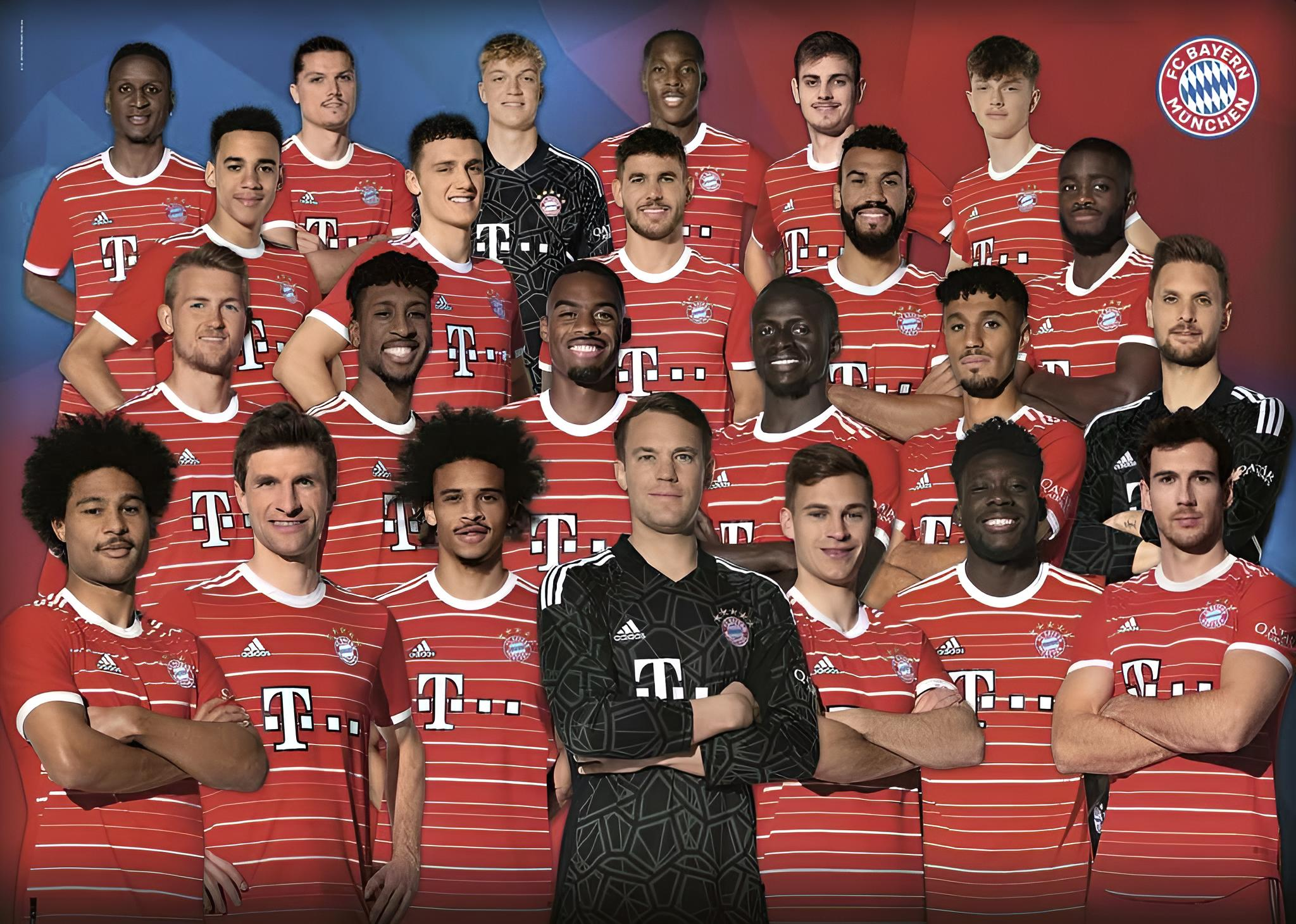 Mannschaftsbild des FC Bayern München in roten und weißen Trikots vor blau-rotem Hintergrund.