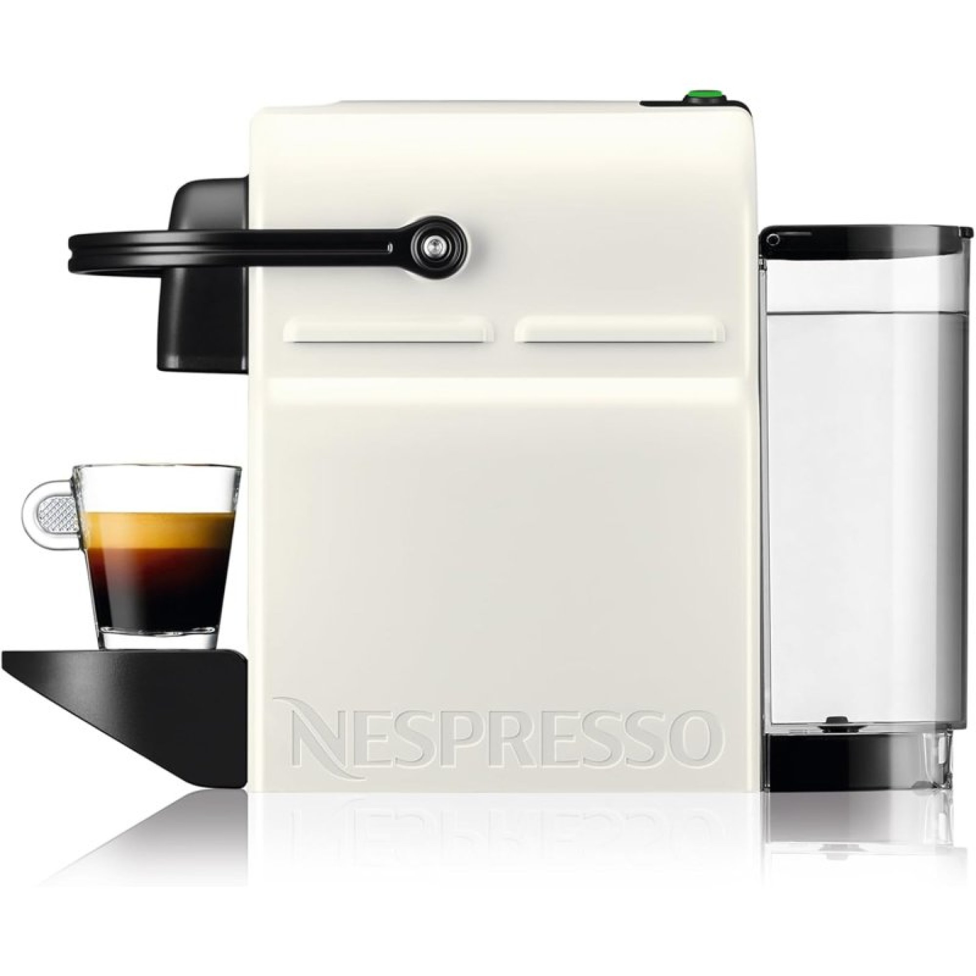 Una macchina da caffè Nespresso bianco crema con serbatoio e tazzina di espresso su base nera, su sfondo bianco.