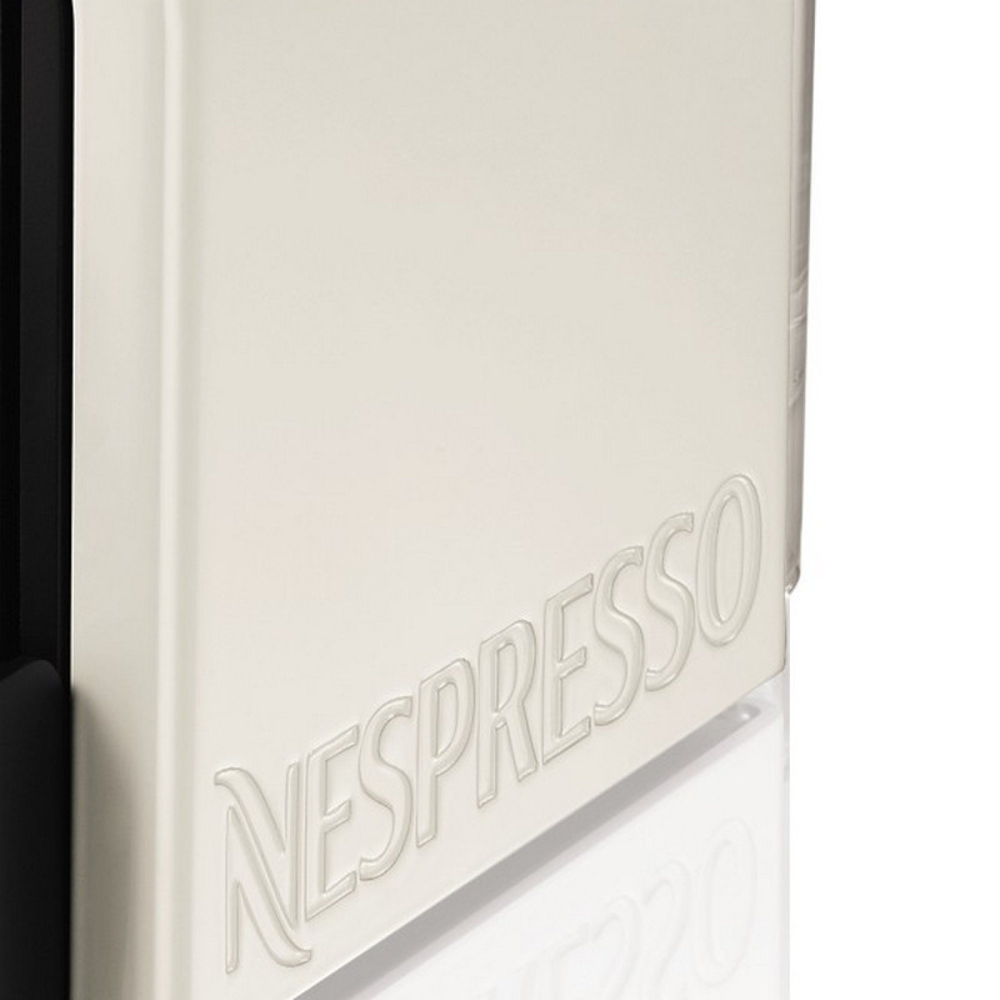 Una macchina da caffè Nespresso bianca con logo in rilievo.
