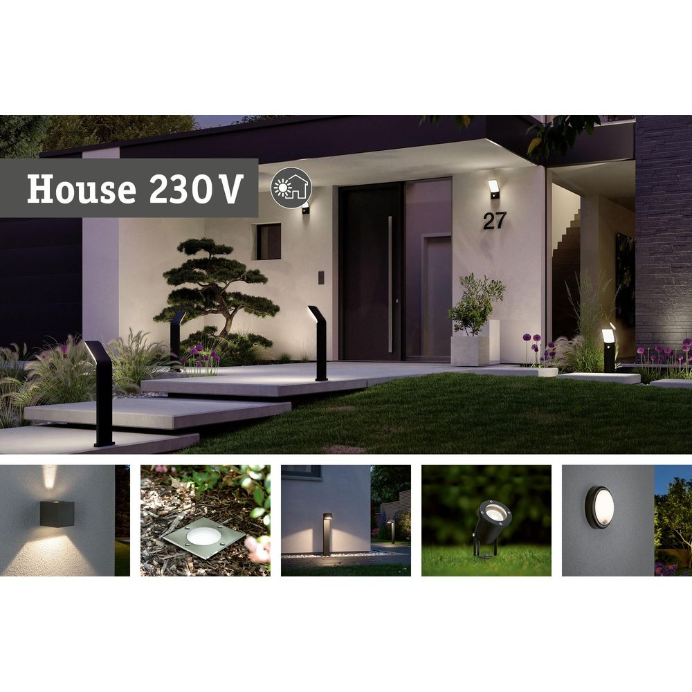 Esterno di una casa moderna illuminata con luci da vialetto, piante e vari prodotti d'illuminazione sotto.