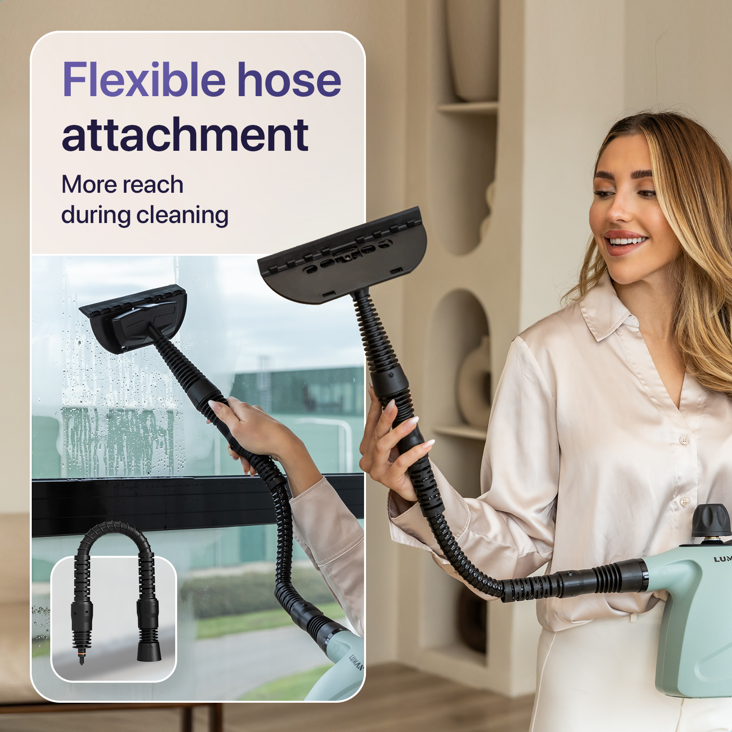 Eine Frau hält einen flexiblen Schlauchaufsatz für einen Dampfreiniger, während sie eine Glasscheibe reinigt.