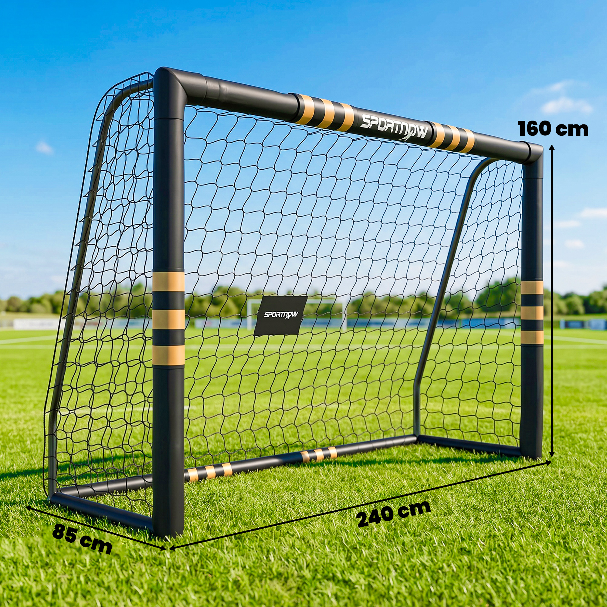 Una portería de fútbol negra con rayas doradas en un césped verde, con medidas de 240x160x85 cm.