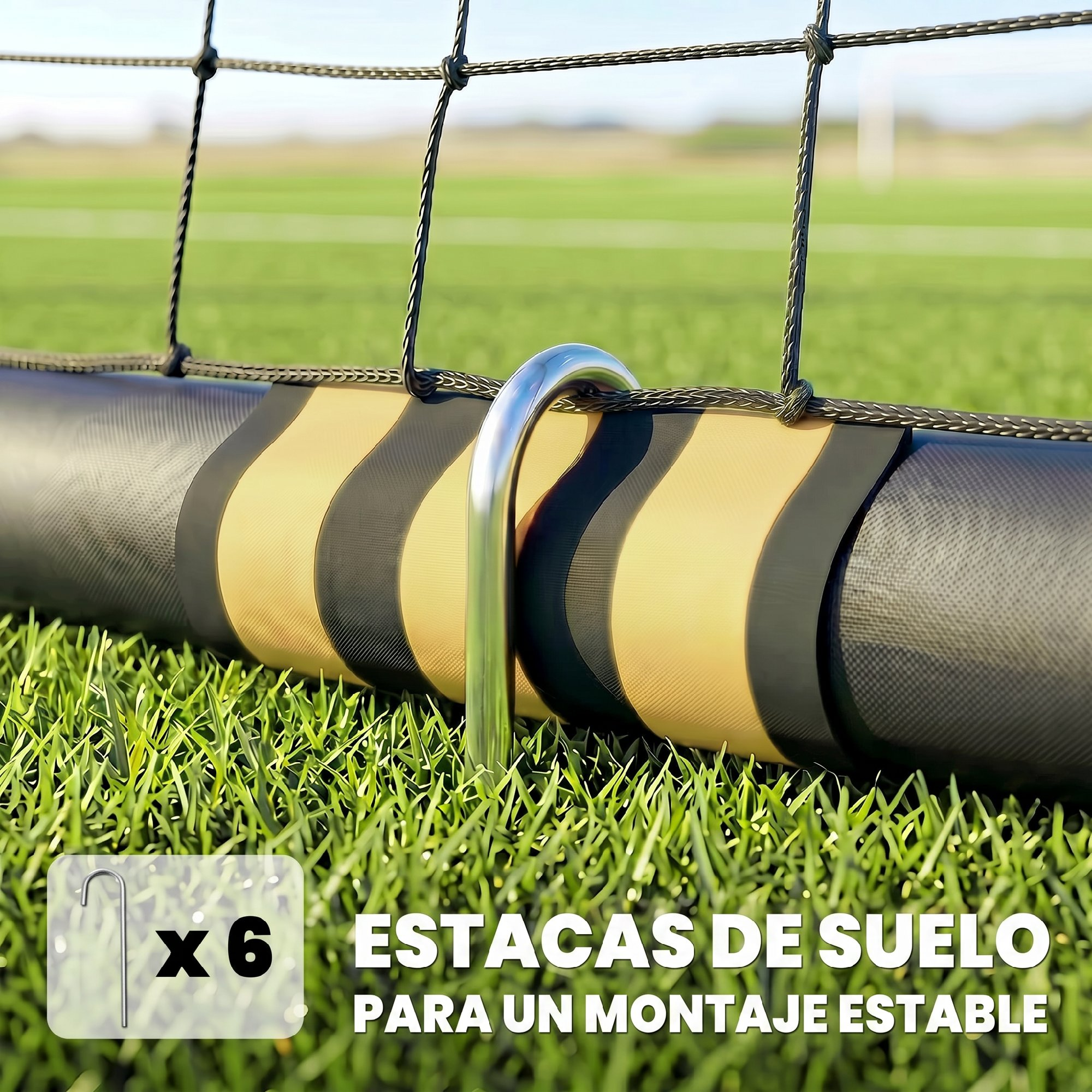 Una estaca de metal asegura una base de red deportiva a rayas negras y amarillas al césped.