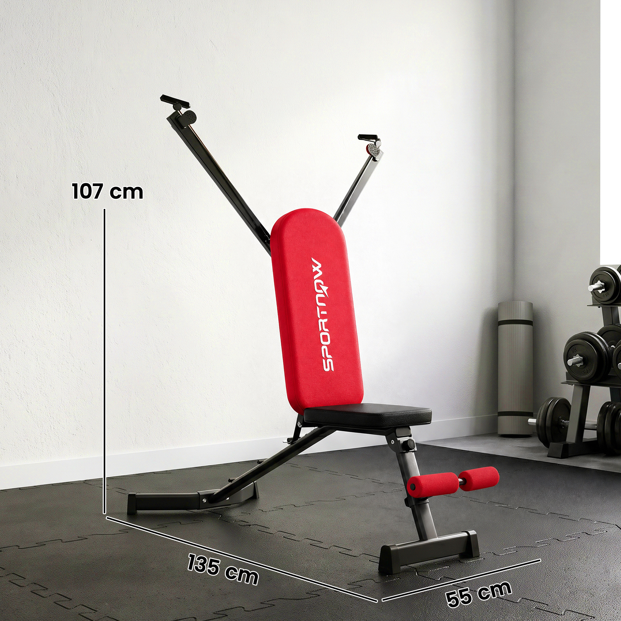 Banco de pesas rojo y negro con 107 cm de alto, 135 cm de largo y 55 cm de ancho en un gimnasio.