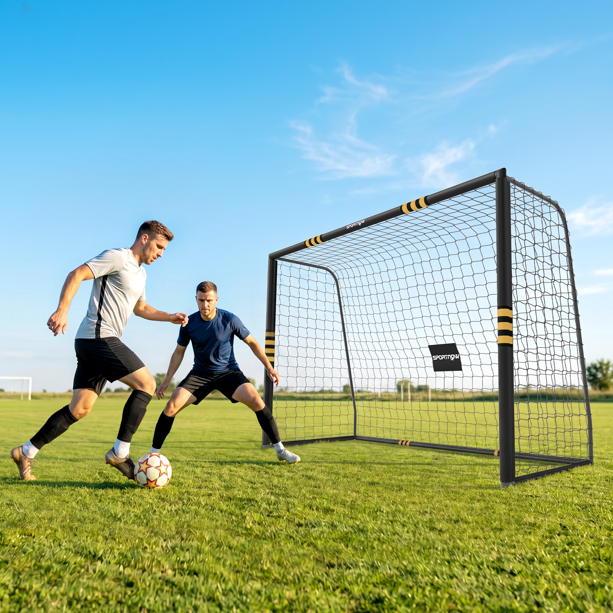 Dos hombres juegan al fútbol en un campo verde junto a una red de portería negra bajo un cielo azul.